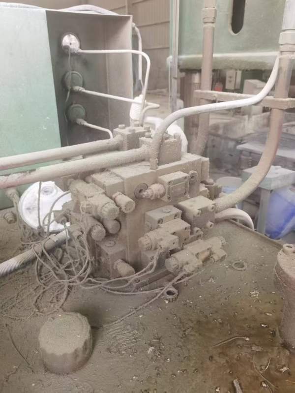 500吨液压机，2.23.2米台面。马上拖回库房了