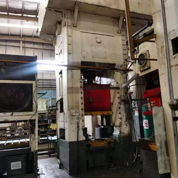 台湾产，650吨的闭式单点压力机！