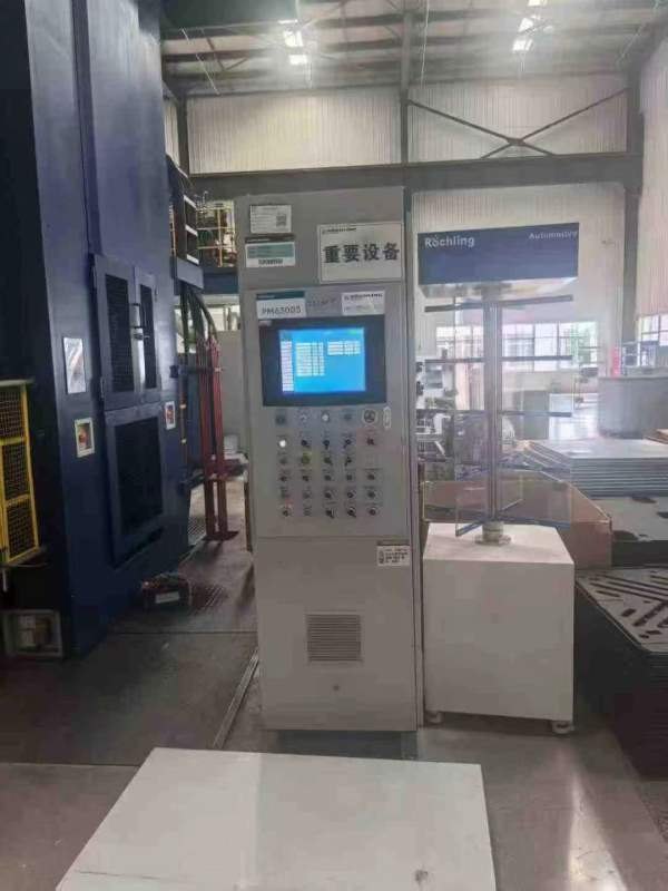 四川工厂在位，天锻1200吨框架液压机！有效台面2X3米.