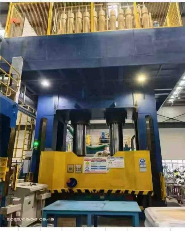 四川工厂在位，天锻1200吨框架液压机！有效台面2X3米.