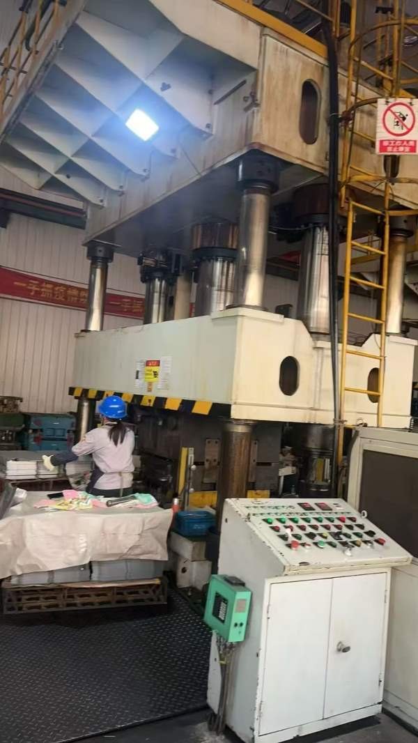 精品湖州800T油压机，有效工作台面2500X3500，多孔顶.