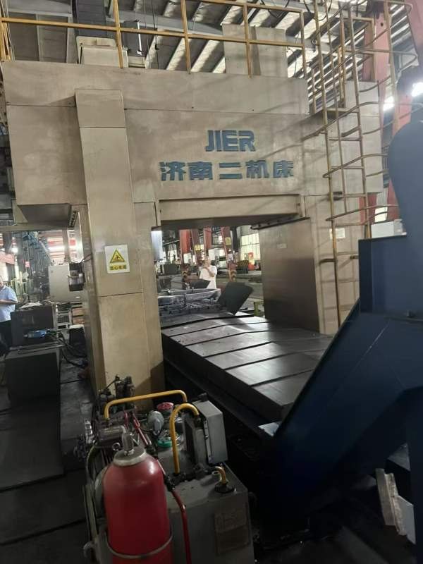 数控定梁龙门镗铣X2414A25，济南二机产，已经拖离厂位.