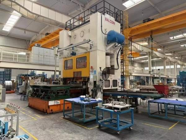 意大利巴尔科尼630吨级进模生产线，双工作台，配1250m.
