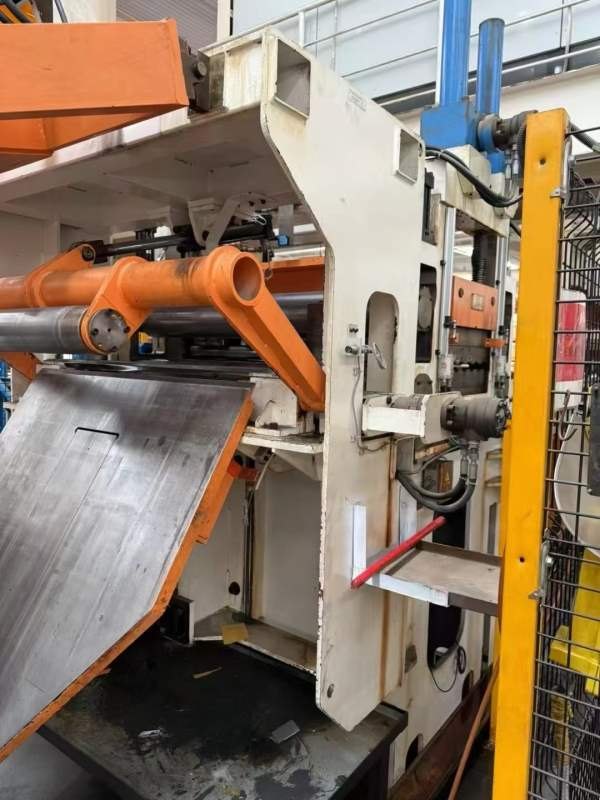 意大利巴尔科尼630吨级进模生产线，双工作台，配1250m.