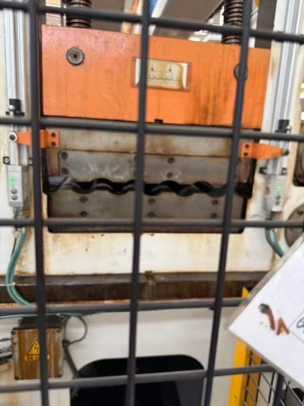 意大利巴尔科尼630吨级进模生产线，双工作台，配1250m.