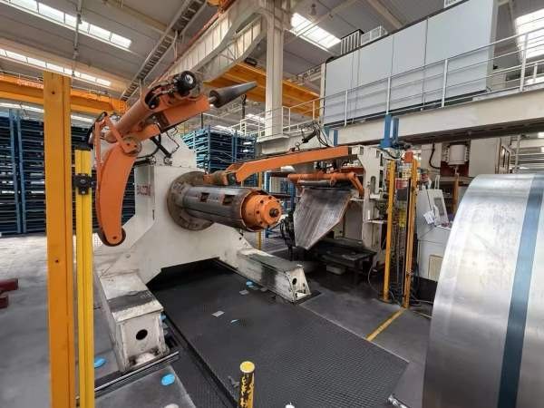 意大利巴尔科尼630吨级进模生产线，双工作台，配1250m.