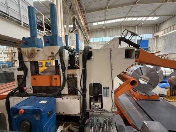 意大利巴尔科尼630吨级进模生产线，双工作台，配1250m.