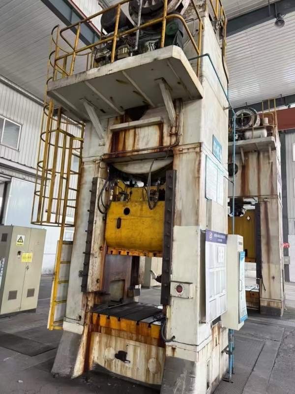 济南二机400吨闭式单点压力机在位出售，需要的朋友联.