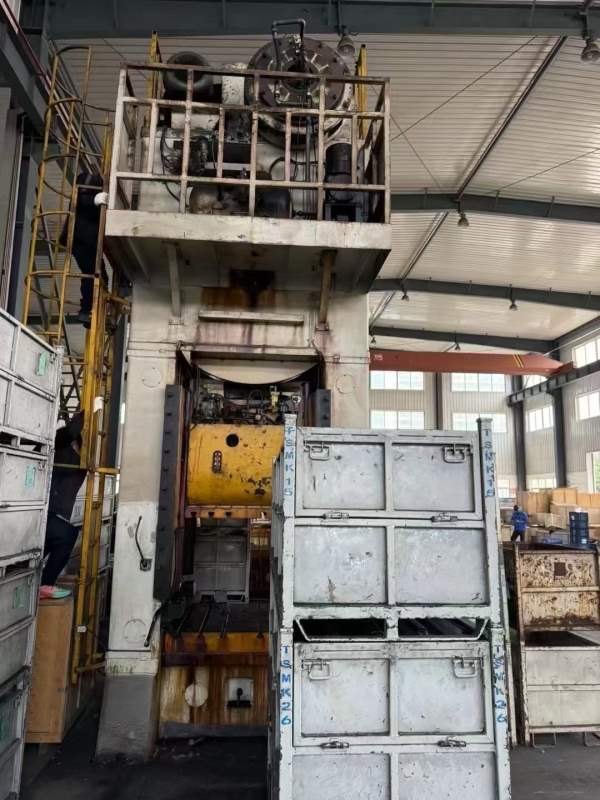 济南二机400吨闭式单点压力机在位出售，需要的朋友联.