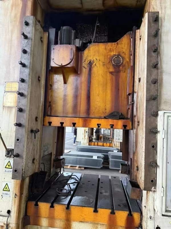 济南二机400吨闭式单点压力机在位出售，需要的朋友联.