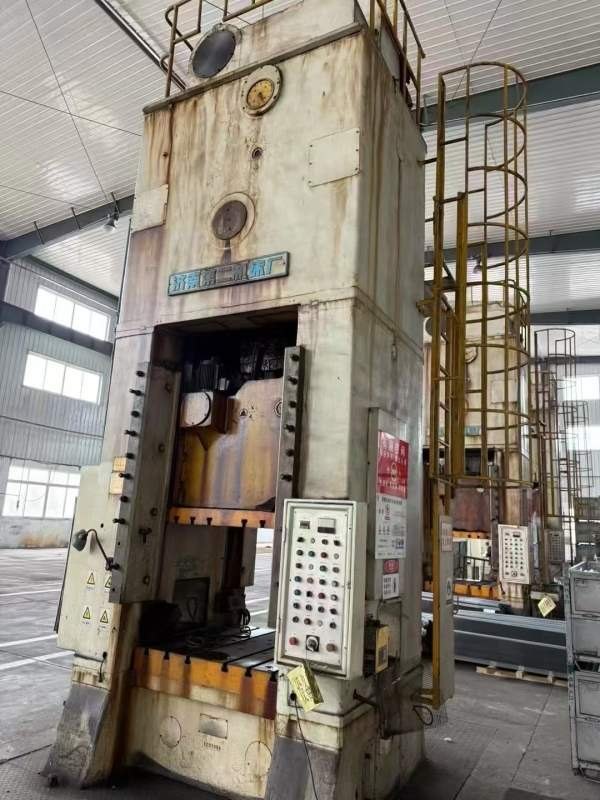 济南二机400吨闭式单点压力机在位出售，需要的朋友联.