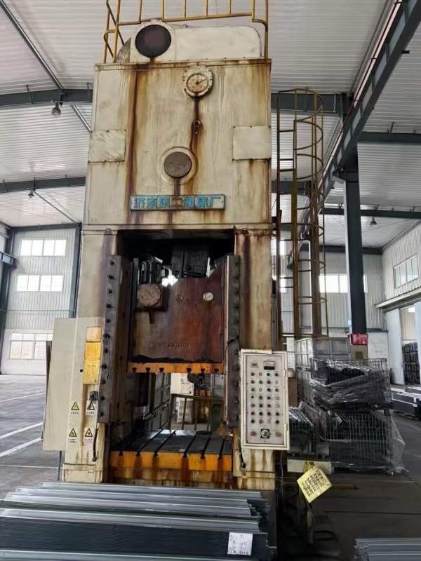 济南二机400吨闭式单点压力机在位出售，需要的朋友联.