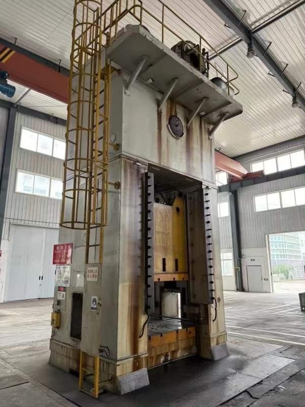 济南二机630吨闭式单点压力机需要的私聊。成色很好。