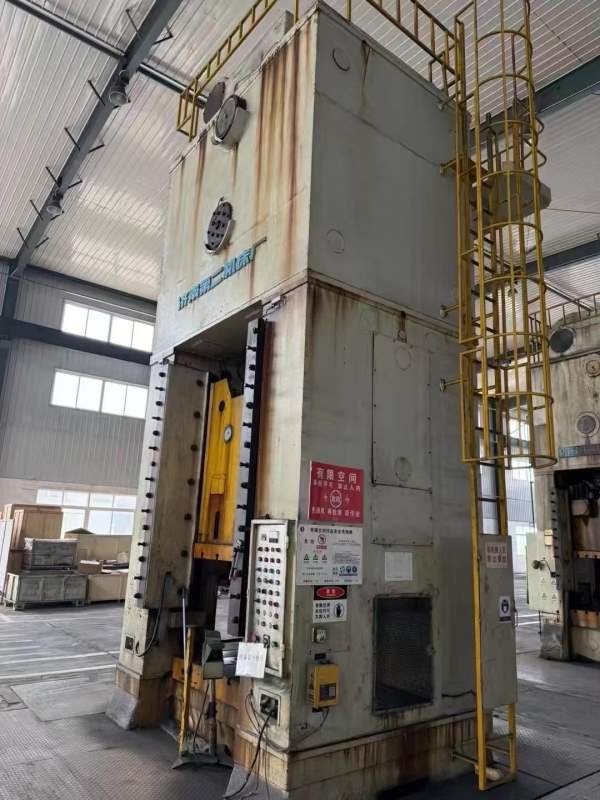 济南二机630吨闭式单点压力机需要的私聊。成色很好。