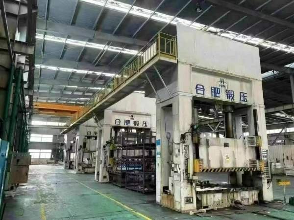 特价出售液压机四连线： 500/500/500/500 台面1600300.