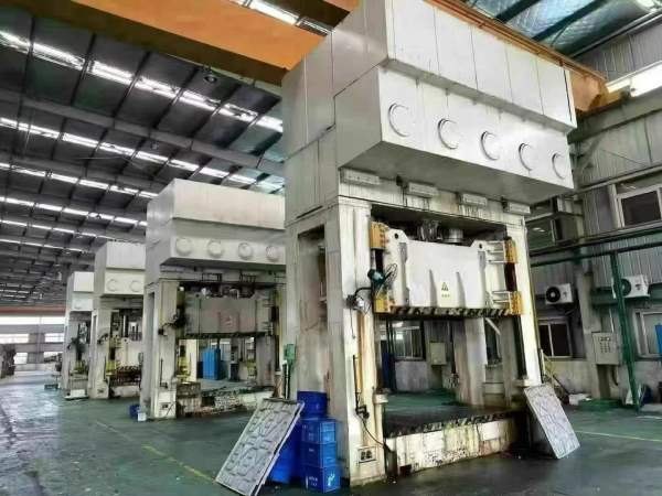 特价出售液压机四连线： 500/500/500/500 台面1600300.