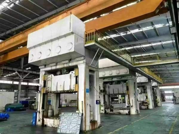 特价出售液压机四连线： 500/500/500/500 台面1600300.