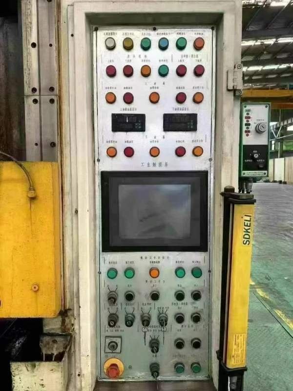 特价出售液压机四连线： 500/500/500/500 台面1600300.