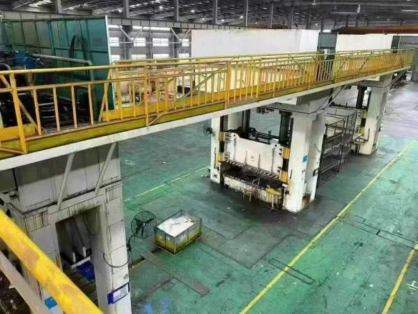 特价出售液压机四连线： 500/500/500/500 台面1600300.