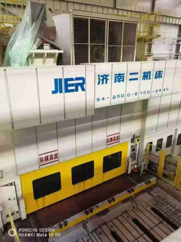 济南二机2500吨闭式四点多连杆压力机的主要参数如下：.