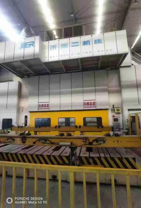 济南二机2500吨闭式四点多连杆压力机的主要参数如下：.