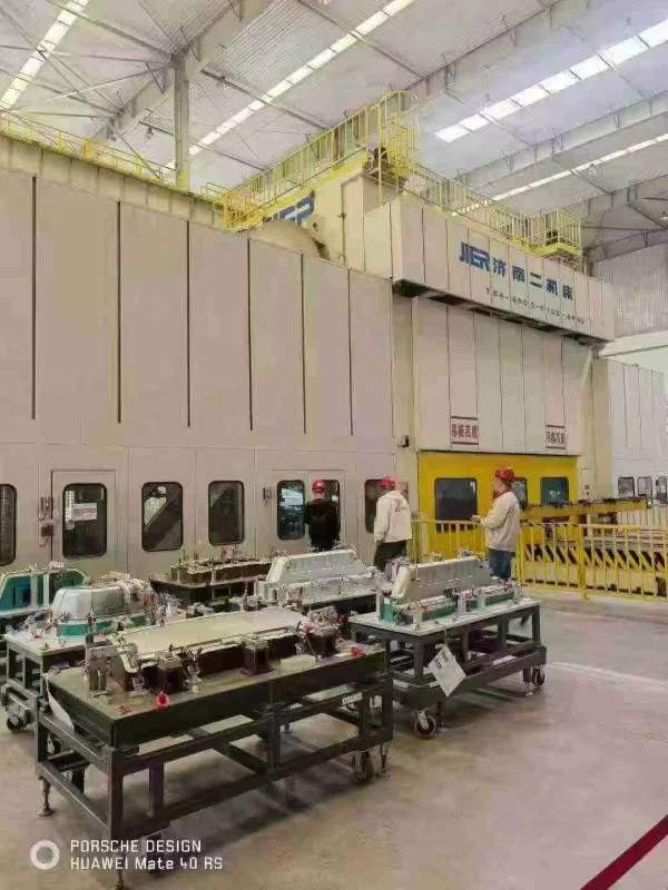 济南二机2500吨闭式四点多连杆压力机的主要参数如下：.