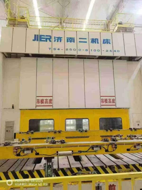 济南二机2500吨闭式四点多连杆压力机的主要参数如下：.