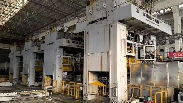 济南二机，四点压力机：LD41300/700，台面4.6/2.5米。.