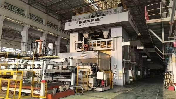 济南二机，四点压力机：LD41300/700，台面4.6/2.5米。.