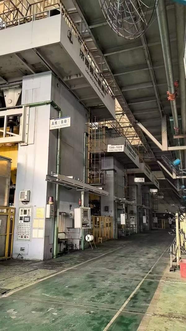 济南二机，四点压力机：LD41300/700，台面4.6/2.5米。.