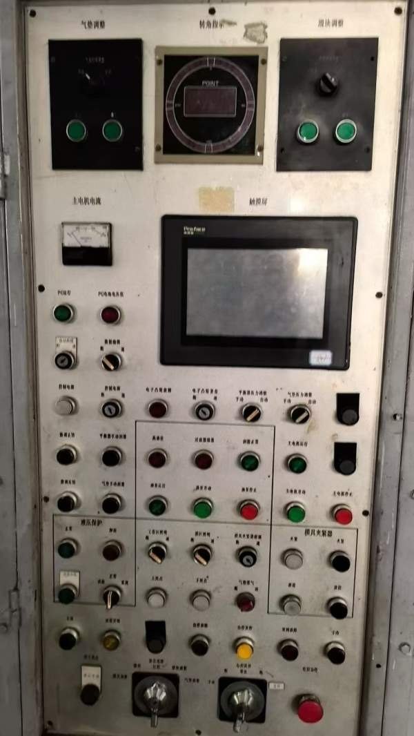 济南二机，四点压力机：LD41300/700，台面4.6/2.5米。.