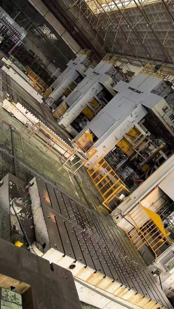 济南二机，四点压力机：LD41300/700，台面4.6/2.5米。.