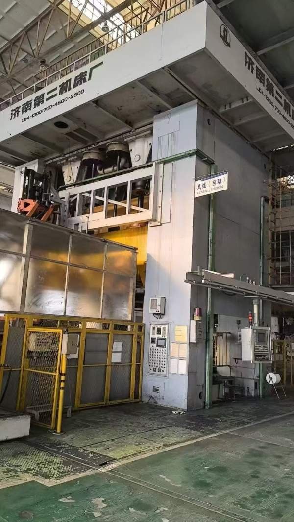 济南二机，四点压力机：LD41300/700，台面4.6/2.5米。.