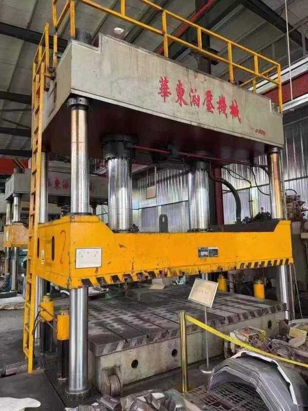 在位：800吨四柱液压机。移动台，多点顶出。有效台面2.