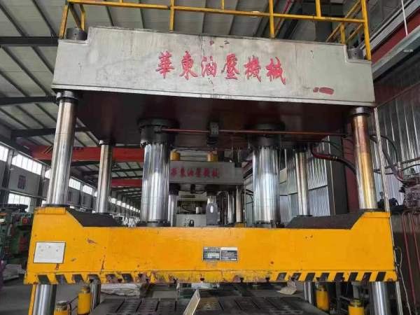 在位：800吨四柱液压机。移动台，多点顶出。有效台面2.
