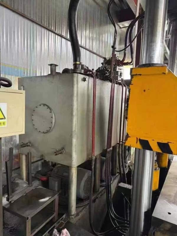 在位：800吨四柱液压机。移动台，多点顶出。有效台面2.