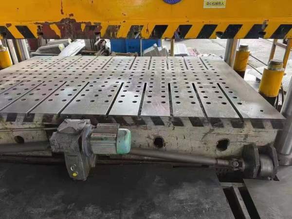 在位：800吨四柱液压机。移动台，多点顶出。有效台面2.