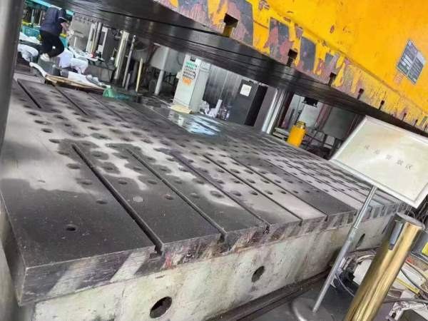 在位：800吨四柱液压机。移动台，多点顶出。有效台面2.