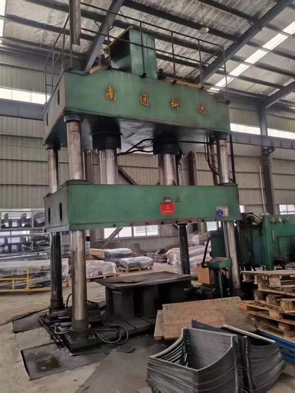 南通630吨液压机，台面1.8米3米，开口2米，油缸行程1..