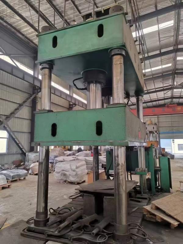 南通630吨液压机，台面1.8米3米，开口2米，油缸行程1..