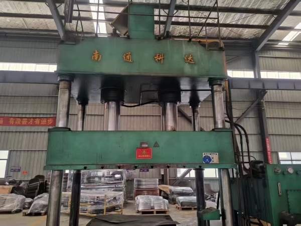 南通630吨液压机，台面1.8米3米，开口2米，油缸行程1..