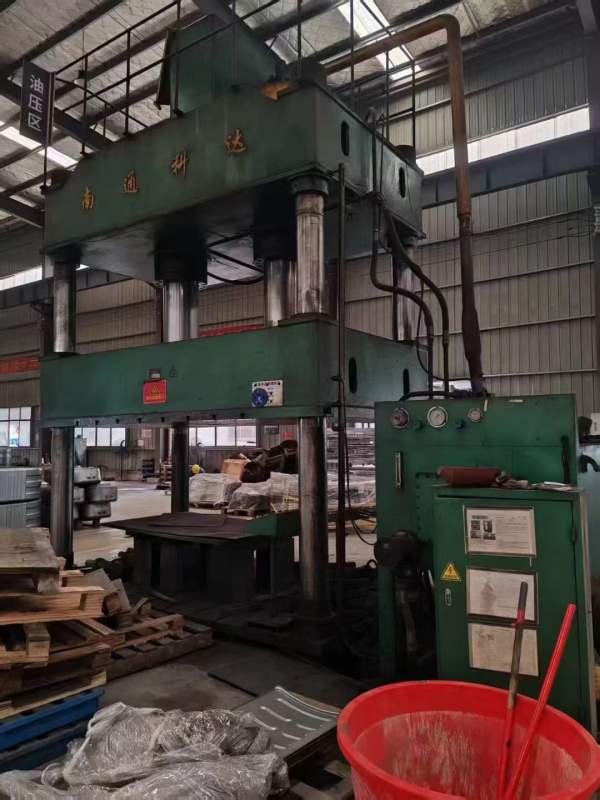 南通630吨液压机，台面1.8米3米，开口2米，油缸行程1..