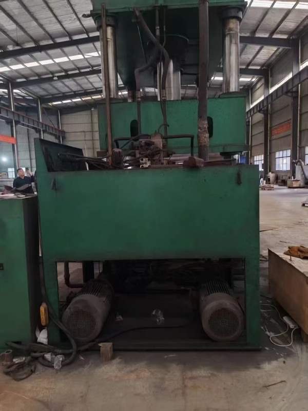 南通630吨液压机，台面1.8米3米，开口2米，油缸行程1..