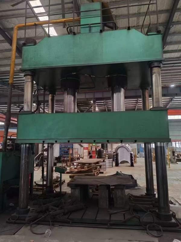 南通630吨液压机，台面1.8米3米，开口2米，油缸行程1..