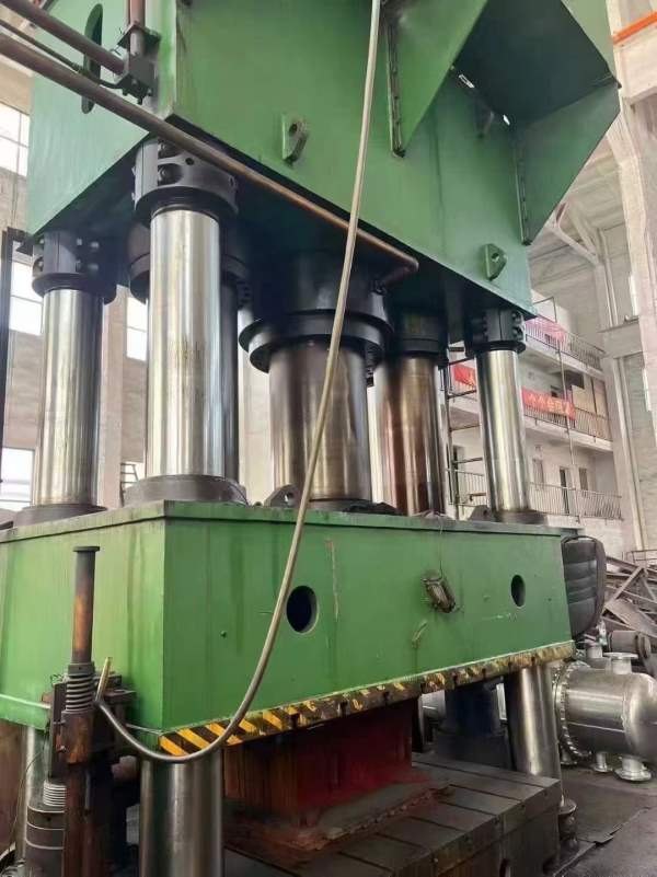 刚刚买下，南通锻压2000吨，台面2.3米4.5米，移动台，.