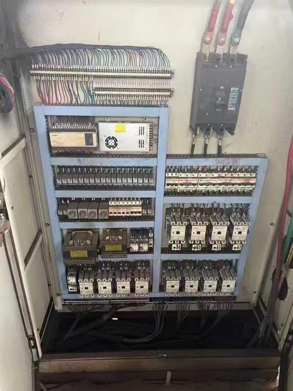 刚刚买下，南通锻压2000吨，台面2.3米4.5米，移动台，.