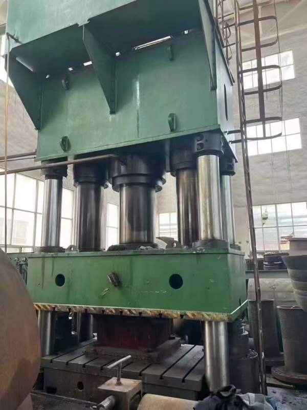 刚刚买下，南通锻压2000吨，台面2.3米4.5米，移动台，.