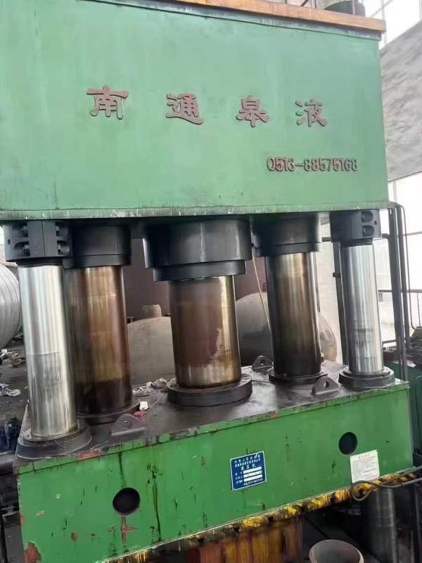 刚刚买下，南通锻压2000吨，台面2.3米4.5米，移动台，.