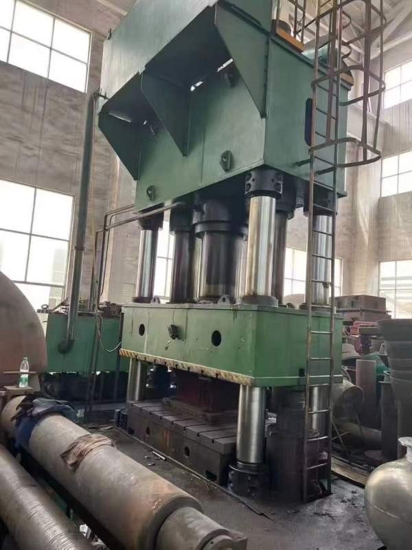 刚刚买下，南通锻压2000吨，台面2.3米4.5米，移动台，.