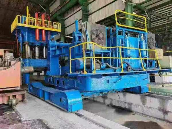 新定1600吨锻造油压机加15吨360度旋转操作机，有喜欢.